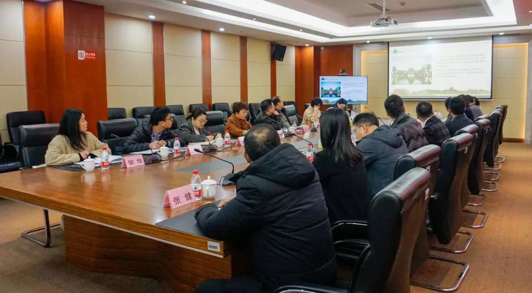 四川省食品藥品審查評價(jià)及安全監(jiān)測中心主任杜宇一行蒞臨揚(yáng)子江四川生產(chǎn)基地調(diào)研指導(dǎo)