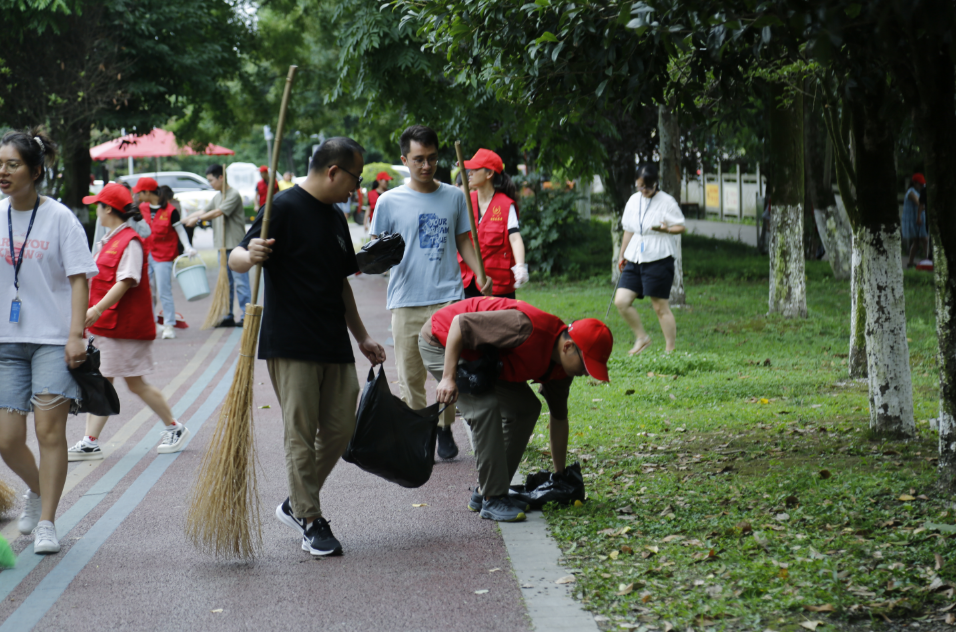 迎大運(yùn)盛會(huì) 展文明形象 |海蓉開展掃除道公益活動(dòng)！